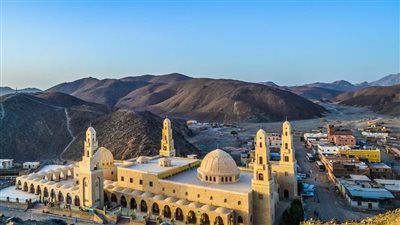 رغم اعتماد موعد جديد.. مريدو أبو الحسن الشاذلي يتوافدون إلى وادي حميثرة