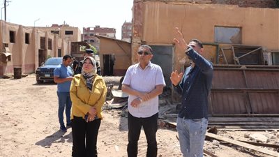 محافظ القليوبية يتفقد أعمال هدم مدخنة بمخازن شركة أغذية