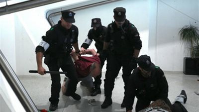 ناشطو أسطول الصمود يتعرضون للضرب والإعتقال فى إسبانيا