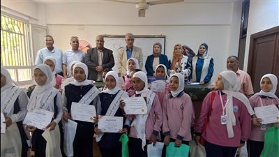 وكيل تعليم قنا يكرم 18 طالبة بمدرسة سيدى عبد الرحيم الإعدادية بنات