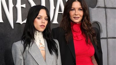 كاثرين زيتا جونز تخطف الأنظار مع جينا أورتيجا في حفل مسلسل وينزداي