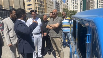 ضمن خطة استبدال التوك توك.. محافظ الإسكندرية يتفقد نموذج سيارة كهربائية صديقة للبيئة