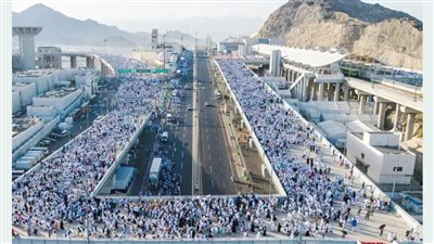 حجاج بيت الله يتوافدون إلى مشعر منى في يوم التروية