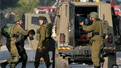 الاحتلال يعتقل فلسطينيين جنوب رام الله