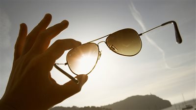 التعرض المستمر للشمس يزيد خطر إعتام عدسة العين.. خبراء يحذرون