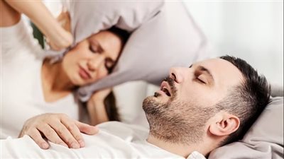 النوم بهذه الطريقة يقلل من الشخير الشديد ويحمي من مضاعفاته 