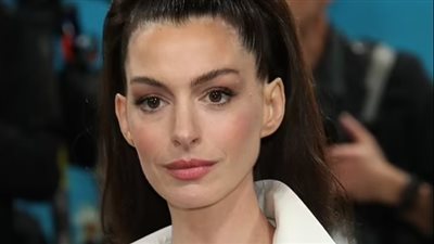 آن هاثاواي تشعل الجدل بإطلالة شبابية وسط شائعات التجميل