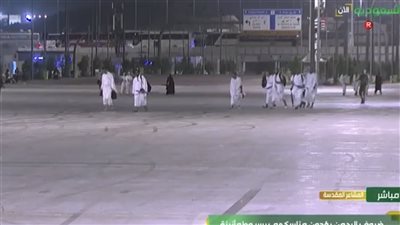 حجاج بيت الله يتوافدون إلى صعيد عرفات (بث مباشر) 