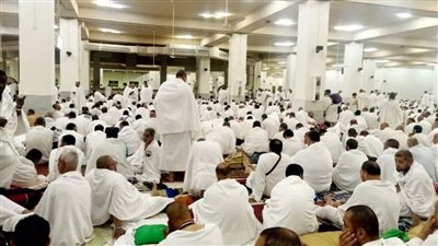 الحجاج يتوافدون إلى مسجد نمرة لأداء صلاتي الظهر والعصر