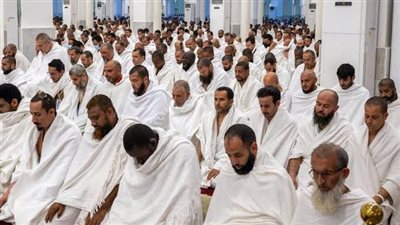 صلاتا الظهر والعصر جمعا وقصرا من مسجد نمرة بصعيد عرفات