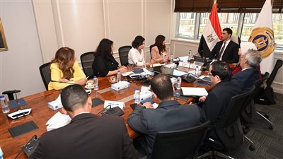 وزير الصناعة يبحث مع مدير 