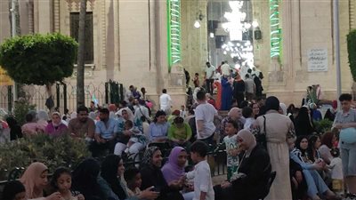توافد مئات المصلين لأداء صلاة عيد الأضحى بمسجد المرسي أبو العباس في الإسكندرية