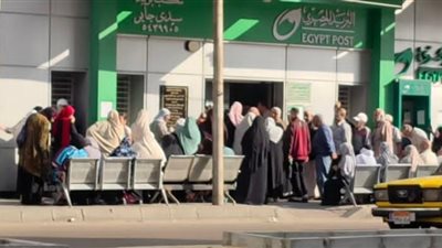 زحام كثيف أمام ماكينات ATM بالاسكندرية قبل ساعات من عيد الأضحى.. ونفاد الأموال بعدد منها 