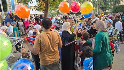 بالبالونات والتقاط الصور.. فرحة العيد تملأ ساحات مسجد مصطفى محمود 