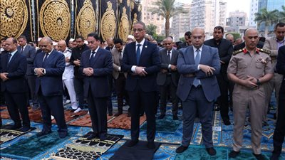 صور.. محافظ الجيزة يؤدي صلاة عيد الأضحى بساحة مسجد مصطفى محمود 