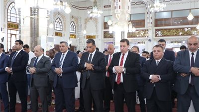 محافظ البحر الأحمر يؤدي صلاة عيد الأضحي المبارك بمسجد الميناء الكبير بالغردقة 