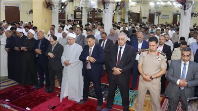 محافظ القليوبية يؤدي صلاة عيد الأضحى المبارك بمسجد ناصر بمدينة بنها وسط حشود المواطنين
