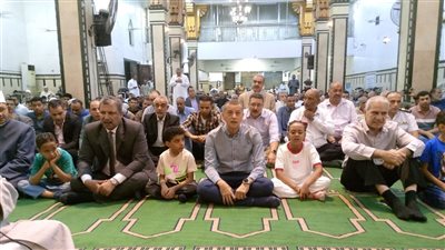 محافظ أسوان يؤدى صلاة عيد الأضحى بمسجد منصور حمادة