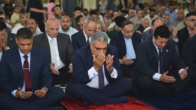 محافظ الدقهلية يؤدي صلاة عيد الأضحى بمسجد النصر بالمنصورة 