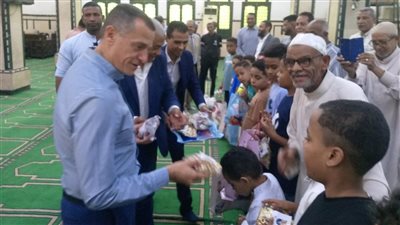 محافظ أسوان يوزع كروت تهنئة الرئيس السيسى والهدايا والعيدية على الأطفال