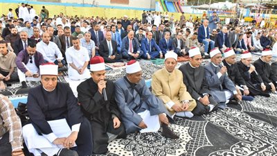 محافظ أسيوط يؤدي صلاة عيد الأضحى بساحة أرض الملاعب 