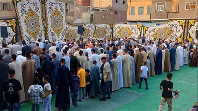 المئات يؤدون صلاة عيد الاضحي بمركز شباب القمانة بقنا
