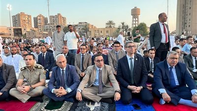 رئيس جامعة المنيا يؤدي صلاة عيد الأضحى المبارك  بمدرسة أبو شناف