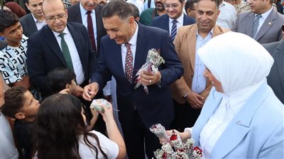 محافظ القليوبية يشارك المواطنين فرحتهم ويوزع الورود والهدايا على كورنيش النيل ببنها