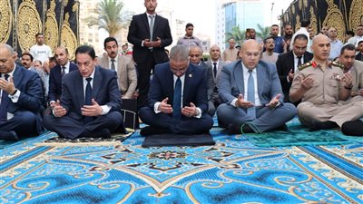 محافظ الجيزة يؤدي صلاة عيد الأضحى بساحة مسجد مصطفى محمود