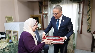 محافظ الجيزة يشارك فتيات مؤسسة الرعاية الأجتماعية للبنات بإمبابة فرحة عيد الأضحى 