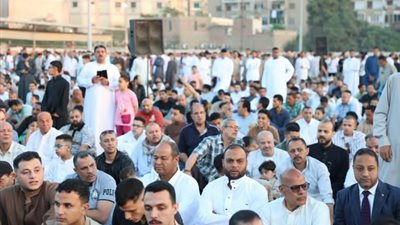 نائب محافظ المنيا يؤدي صلاة عيد الأضحى وسط جموع المصلين
