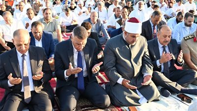 محافظ جنوب سيناء يؤدي صلاة عيد الأضحى بساحة الاستاد الرياضي بالطور