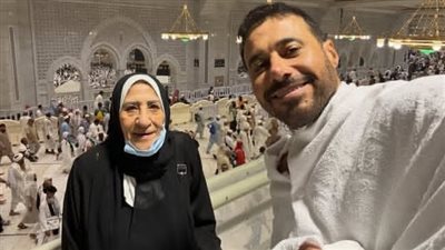 أحمد السعدني يؤدي مناسك فريضة الحج برفقة والدته