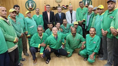 محافظ المنوفية يهنئ عمال النظافة بعيد الأضحي ويوزع بونات مواد غذائية