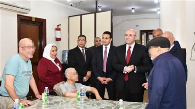 محافظ الفيوم يشارك المسنين احتفالهم بعيد الأضحى المبارك