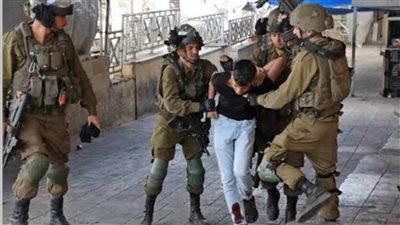 قوات الاحتلال تعتقل فلسطينيا شرق رام الله