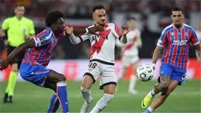 كريستال بالاس يهزم رايو فاليكانو ويتوج بلقب دوري المؤتمر الأوروبي