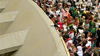 الحجاج  يرمون الجمرات الثلاث في أول أيام التشريق