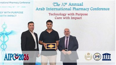 تكريم دولي لطالب الصيدلة في جامعة القاهرة الأهلية