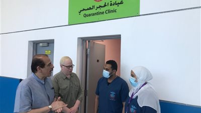 نائب وزير الصحة يتفقد الحجر الصحي بمطار القاهرة ويتابع إجراءات استقبال الحجاج العائدين 