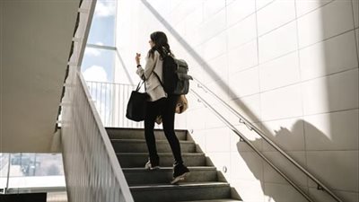 علامات أثناء صعود السلم تكشف عن تراجع اللياقة البدنية مبكرًا