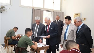 رئيس جامعة المنيا يواصل جولاته التفقدية للامتحانات بالكليات 