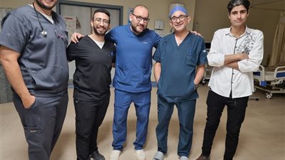 جراحة دقيقة ونادرة تنقذ حياة رضيعة وتعيدها لحضن أسرتها بالمنيا 