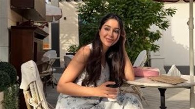 أسيل عمران مفعمة بالحرير الناعم 