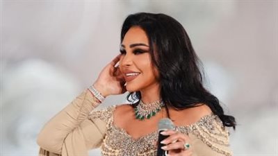 أحلام الشامسي تتزين باللؤلؤ على خطى الأميرات 