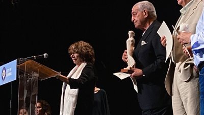 زاهي حواس يتسلم جائزة التميز 