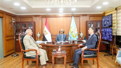 محافظ كفر الشيخ يناقش متابعة القضايا المتداولة أمام المحاكم