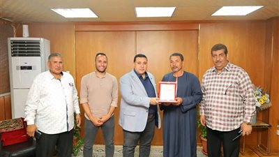 بعد معاناة 8 سنوات.. أهالي عزبة الحصة بدمنهور يكرمون رئيس مياه البحيرة