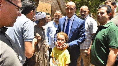 محافظ أسيوط يتفقد محطة المياه الارتوازية بقرية المعصرة