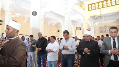 محافظ البحر الأحمر يؤدي صلاة الجمعة بمسجد المدينة المنورة برأس غارب
